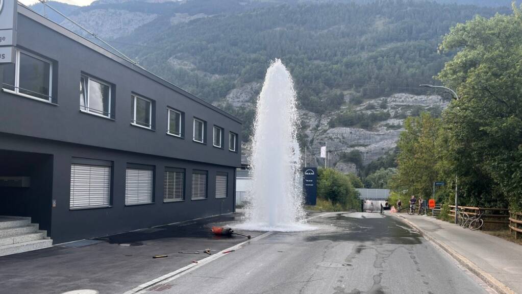 Die Wasserfontäne aus dem kaputten Hydranten schoss nach dem Unfall rund sieben Meter in die Höhe.