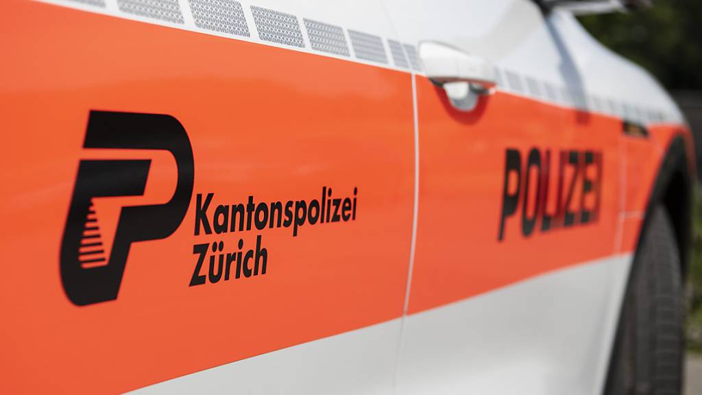 Die Kantonspolizei Zürich verhaftete am Samstag in der Stadt Zürich zwei Frauen, die zuvor eine Bäckerei in Dielsdorf überfallen haben sollen. (Symbolbild)