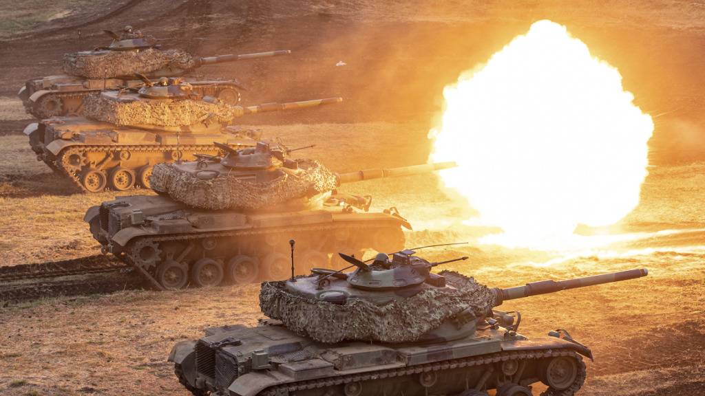 HANDOUT - Auf diesem von der Taiwan Military News Agency veröffentlichten Foto feuern Taiwans M60A3 Patton Kampfpanzer während der jährlichen Han Kuang Militärübungen in Penghu County. Foto: Uncredited/Taiwan Military News Agency/Taiwan's Defense Ministry/dpa - ACHTUNG: Nur zur redaktionellen Verwendung und nur mit vollständiger Nennung des vorstehenden Credits