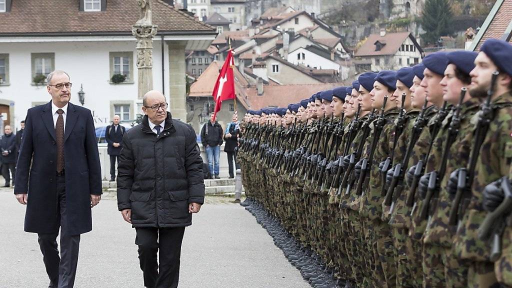 In Gedenken an den 500-jährigen Frieden schreiten die beiden Verteidigungsminister Parmelin und Le Drian in der Freiburger Altstadt die militärische Ehrengarde ab.