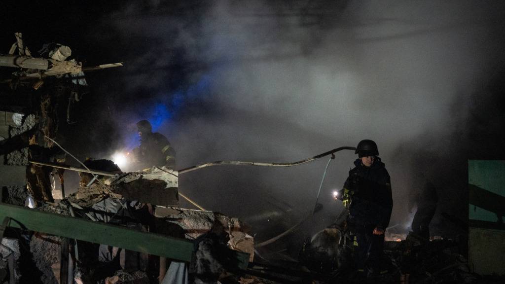 ARCHIV - Rettungskräfte arbeiten am Ort des jüngsten russischen Luftangriffs auf ein Wohngebiet, bei dem es mindestens einen Toten und mehrere Verletzte gab. Foto: Tommaso Fumagalli/ZUMA Press Wire/dpa