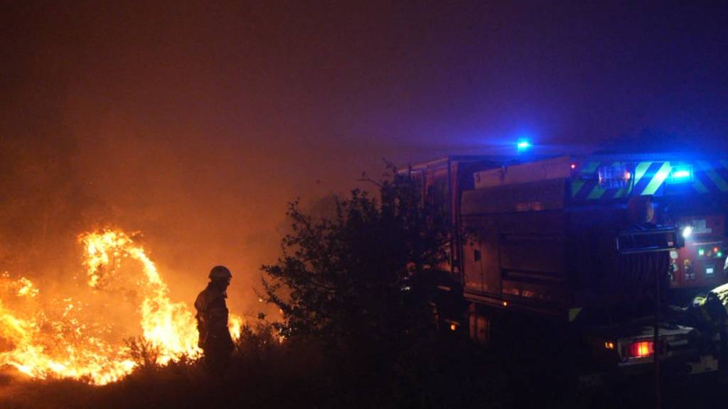 HANDOUT - Ein Waldbrand in der Nähe von La Fare in Südfrankreich. Foto: -/SDIS13/AP/dpa - ACHTUNG: Nur zur redaktionellen Verwendung im Zusammenhang mit der aktuellen Berichterstattung und nur mit vollständiger Nennung des vorstehenden Credits