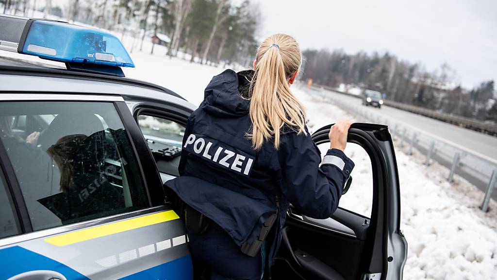 ARCHIV - Eine Polizistin der Bayerischen Grenzpolizei beobachtet den Verkehr auf der Autobahn 3 in Richtung der österreichischen Grenze. Foto: Matthias Balk/dpa