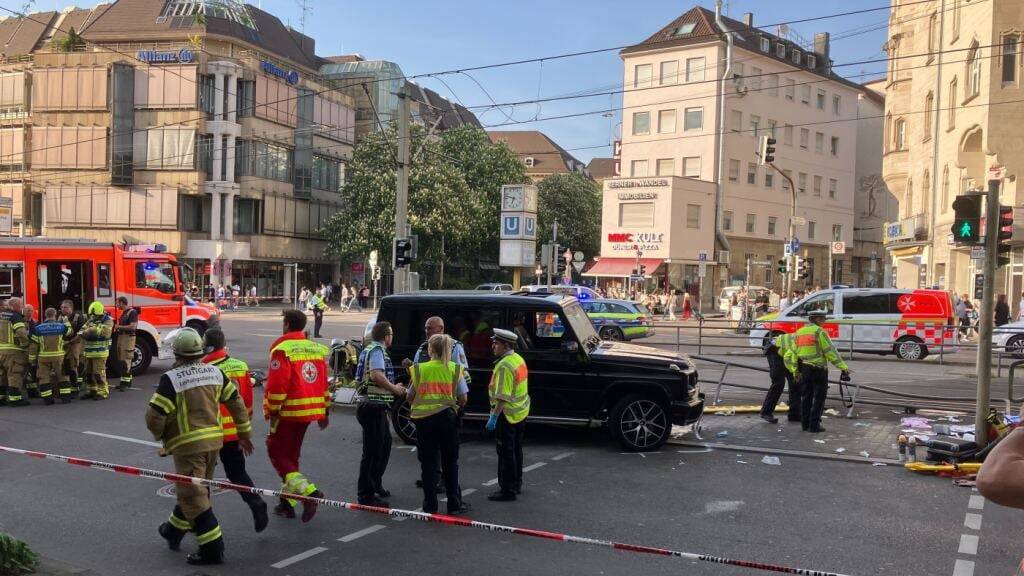 dpatopbilder - In der Stuttgarter Innenstadt ist nach Polizeiangaben ein Auto in eine Personengruppe gefahren. Foto: Marco Krefting/dpa