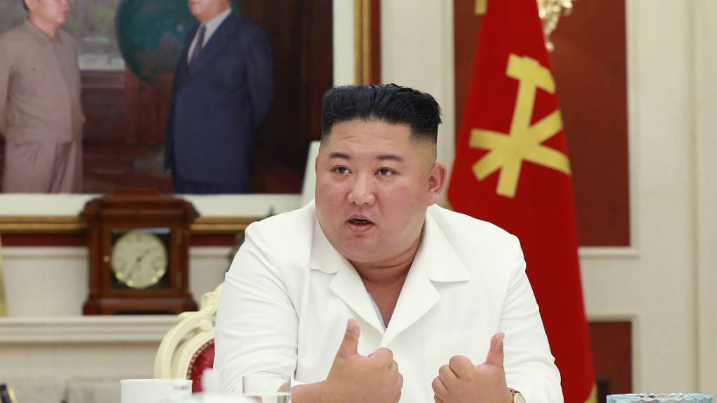 HANDOUT - Von der staatlichen nordkoreanischen Nachrichtenagentur KCNA zur Verfügung gestelltes Foto von Machthaber Kim Jong Un. Foto: -/KCNA/dpa - ACHTUNG: Nur zur redaktionellen Verwendung im Zusammenhang mit der aktuellen Berichterstattung und nur mit vollständiger Nennung des vorstehenden Credits