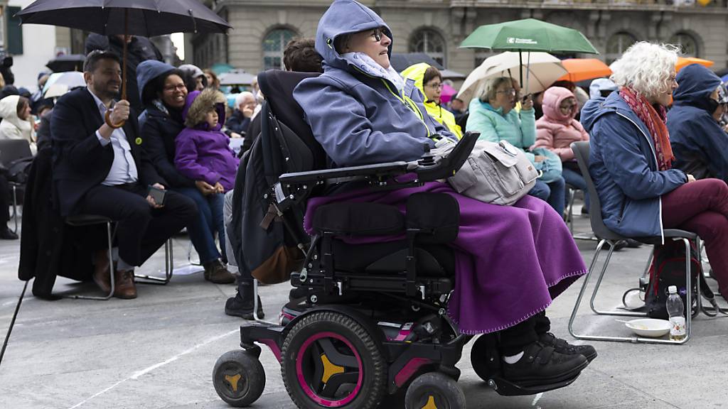 Im Kanton Bern erhalten Menschen mit Behinderungen künftig ein persönliches Budget für ihre beanspruchten Leistungen. (Symbolbild)