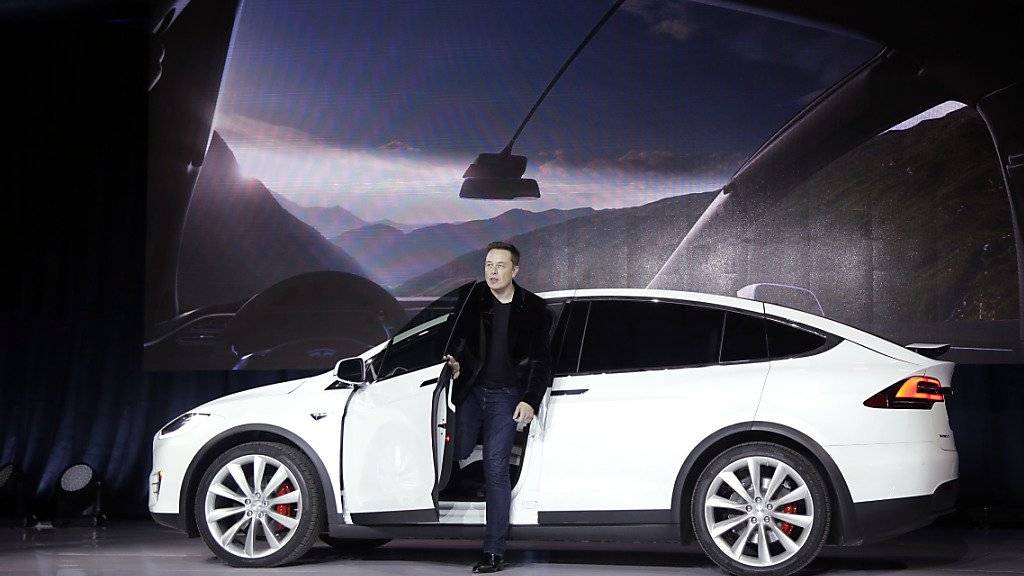 Tesla hat einen weiteren Unfall mit dem «Autopilot»-System bestätigt. Chef Elon Musk, hier bei der Vorstellung des Modell X im September letzten Jahres, steht unter Druck.