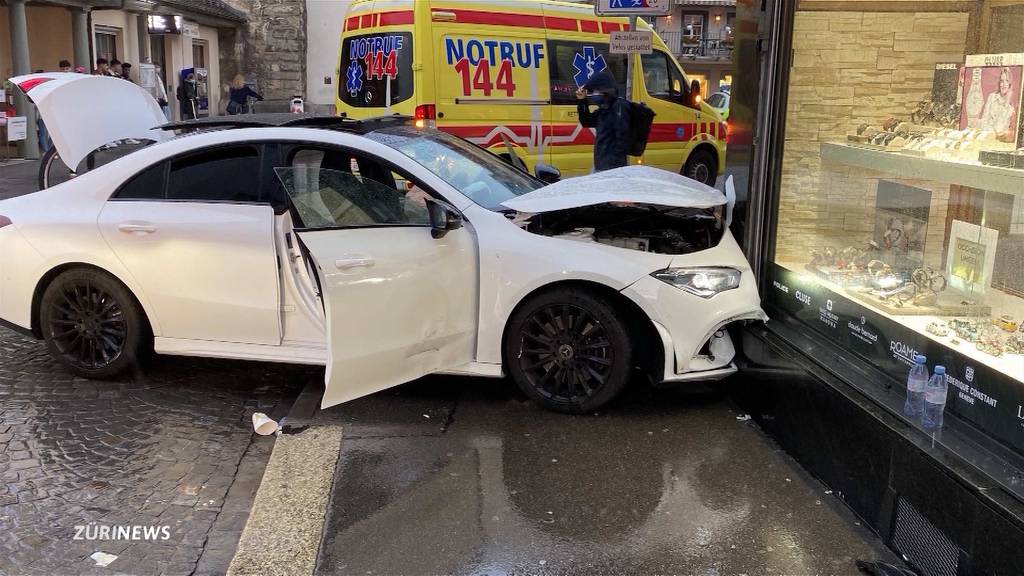 Unfall mit mehreren Verletzten: Junglenker rast in Schmuckgeschäft