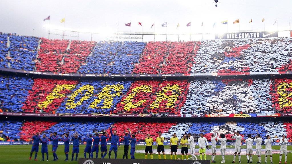 In vielen Fussballstadien der Welt wurde mit einer Trauerminute den Opfern des Flugzeug-Absturzes in Kolumbien gedenkt. So auch im Camp Nou in Barcelona