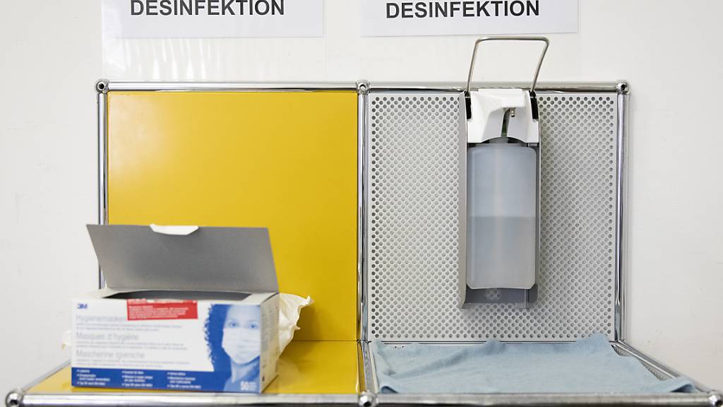 SStrenge Hygieneregeln: Eine Tisch mit Desinfektionsmitteln und Schutzmasken im Contact Tracing Zentrum des Kantons Bern.