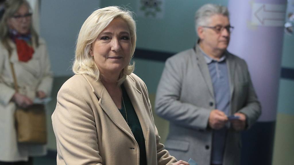 dpatopbilder - Marine Le Pen gibt im nordostfranzösischen Hénin-Beaumont ihre Stimme ab. Foto: Michel Spingler/AP/dpa