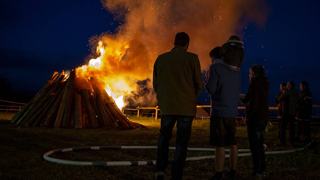 In Mollens VD brennt ein Feuer der Solidarität für die Landwirte und Schafhirten des Waadtländer Jura.