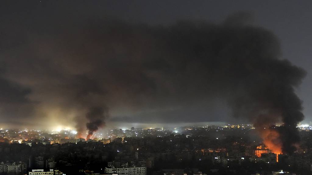 Flammen und Rauch steigen auf nach israelischen Luftangriffen in einem südlichen Vorort von Beirut. Foto: Hussein Malla/AP/dpa