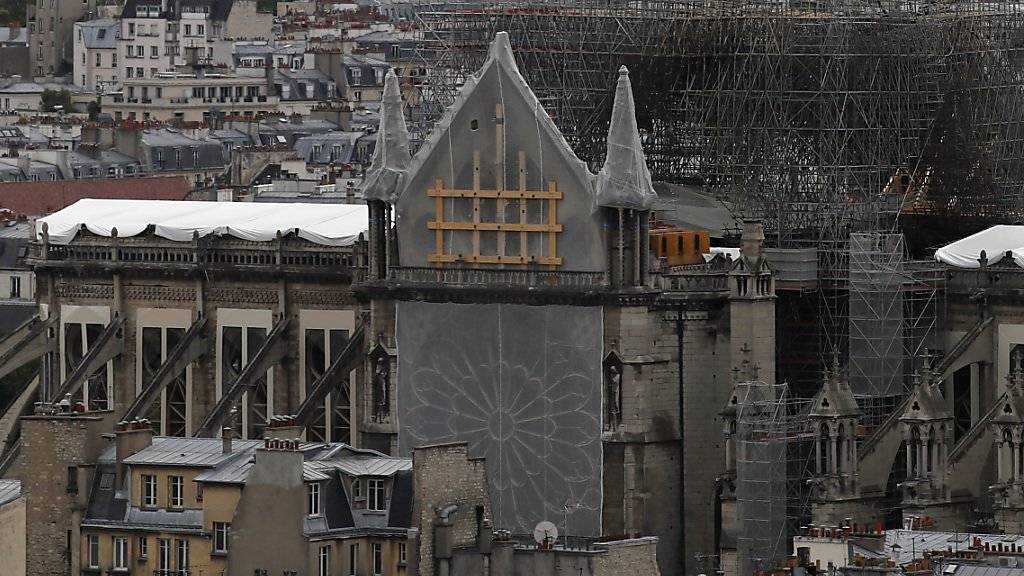 Der Alltag kehrt langsam ein in der Notre-Dame in Paris. Nächstes Wochenende soll die erste Messe seit dem Brand stattfinden. (Archivbild)