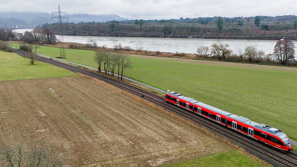 Die Hochrheinstrecke, hier bei Badisch-Rheinfelden, wird zurzeit erneuert. Ab Ende 2027 wird der Hochrhein-Bodensee-Express für schnellere Verbindungen sorgen. (Archivbild)