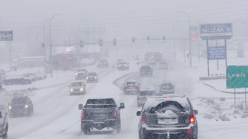 dpatopbilder - Der Verkehr staut sich bei Schneefall auf einer schneebedeckten Straße. Schneestürme im Westen, Tornados im Süden und Regen mit Hochwassergefahr im Osten: Weite Teile der USA werden derzeit von Unwettern heimgesacht, wie US-Medien und Behörden berichten. Foto: Jerry Mennenga/ZUMA Press Wire/dpa