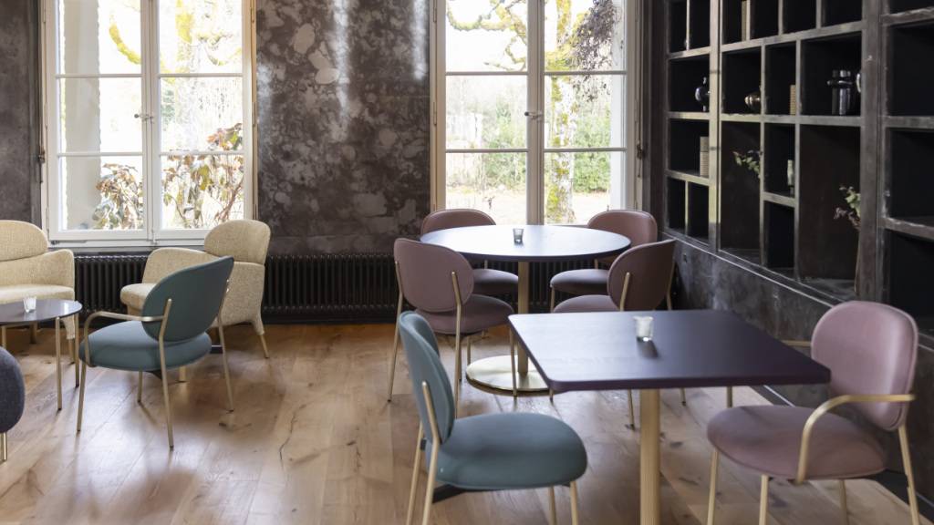 Blick in das neue Restaurant, das in zwei umgebauten Urnenhallen auf dem Berner Bremgartenfriedhof entstanden ist.