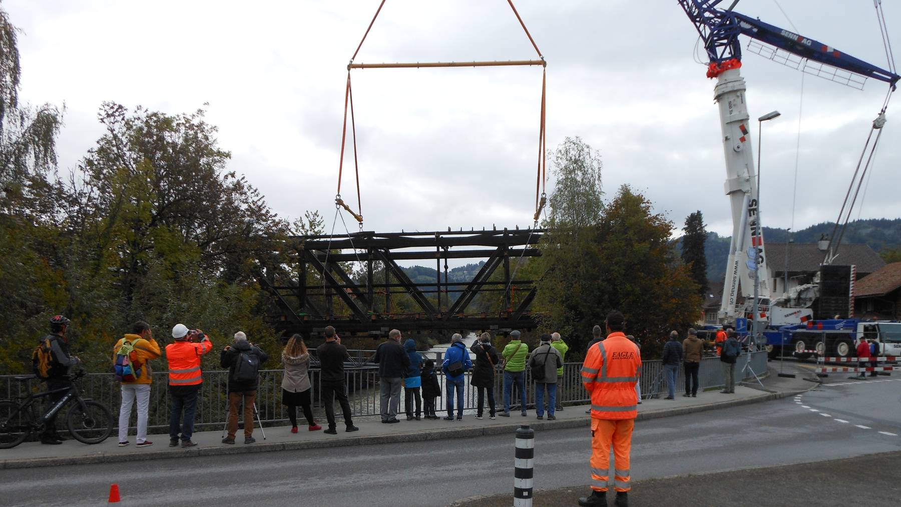 Die alte Holzbrücke in Steffisburg wurde am 30. September entfernt.