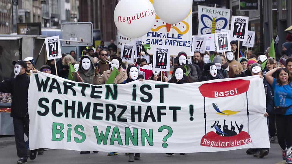 Rund hundert Demonstranten, darunter einige direkt Betroffene forderten am Donnerstag in Basel die Regularisierung des Aufenthaltsstatus von Sans-Papiers.