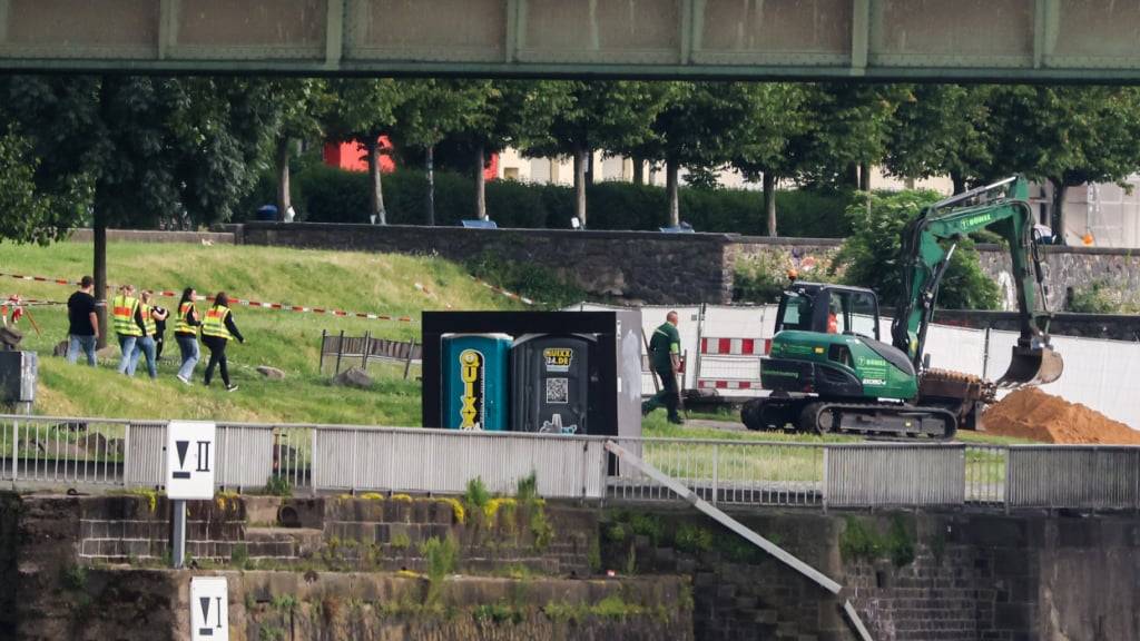 Die dritte der insgesamt drei Weltkriegsbomben liegt entschärft in einer Baggerschaufel und wird zur Verladung gebracht. Foto: Christoph Reichwein/dpa