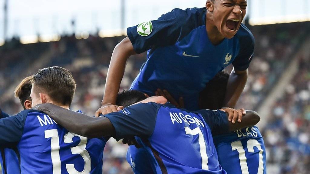 Der Franzose Kylian Mbappé (oben) und seine Kollegen feiern den überlegenen Sieg im Final der U19-Europameisterschaft gegen Italien