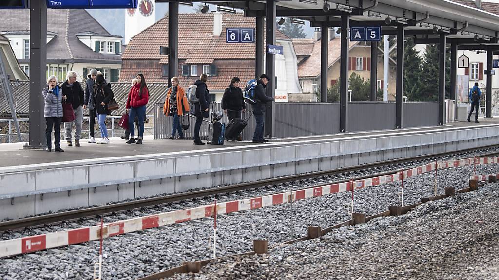 2018 erhöhten die SBB am Bahnhof Konolfingen BE die Perrons und machten so den Zugang zu den Zügen für Behinderte barrierefrei. (Archivbild)