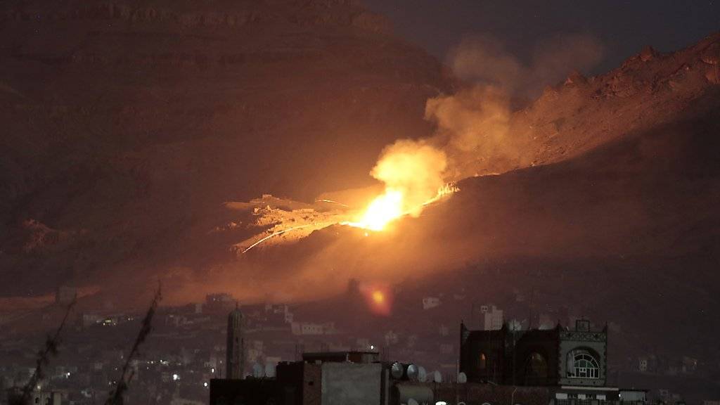 Luftangriff der von Saudi-Arabien angeführten Koalition auf Ziele in Sanaa (Archiv)