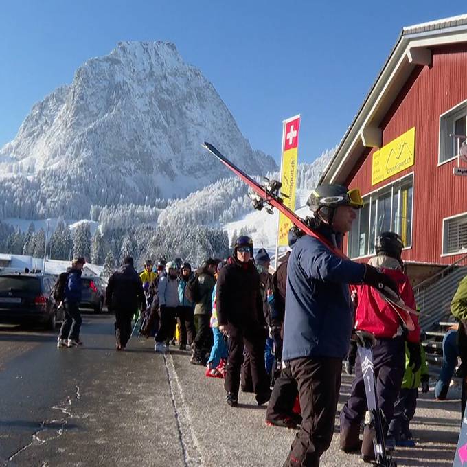 Blauer Himmel, Schnee und Blechlawine: Wintersportler strömen auf die Pisten