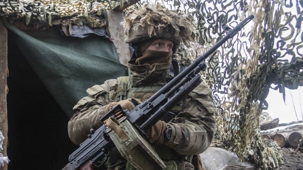 Ein ukrainischer Soldat steht an der Trennlinie zu pro-russischen Rebellen in der Region Donezk. Foto: Andriy Dubchak/AP/dpa