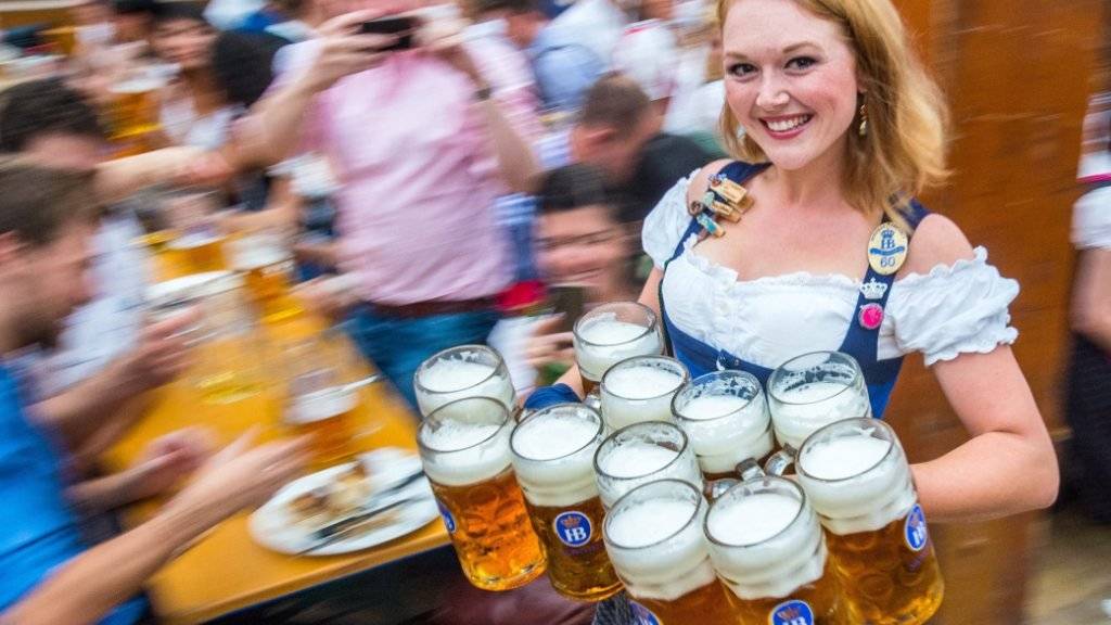 Das Herzrasen am Oktoberfest liegt nicht unbedingt an der reizenden Bedienung: Das Bier bringt das Herz aus dem Rhythmus, wie Müncher Forscher festgestellt haben.