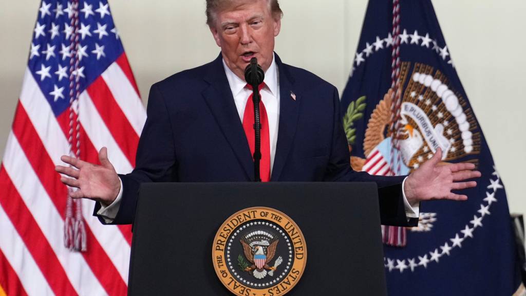 US-Präsident Donald Trump spricht bei Peterbilt Motors. Foto: Tony Gutierrez/AP/dpa