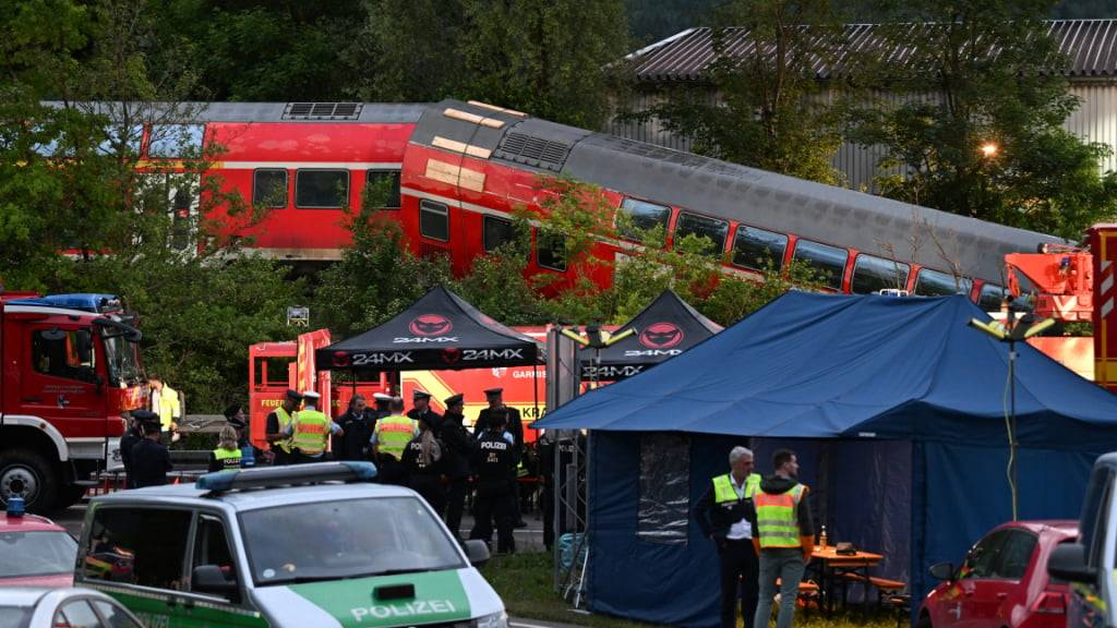 ARCHIV - Zahlreiche Einsatz- und Rettungskräfte bereiten die Unglücksstelle für den weiteren Einsatz in der Nacht nach dem Zugunglück in Garmisch-Partenkirchen mit fünf Toten vom 3. Juni 2022 vor. Foto: Angelika Warmuth/dpa