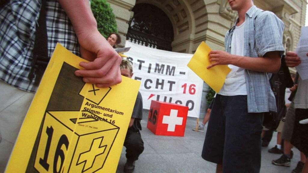 Stimmrechtsalter 16 ist ein altes Anliegen junger Menschen, wie die Aktion vom Mai 2000 vor dem Bundeshaus in Bern zeigt. Auf Bundesebene wird das Anliegen zur Zeit ebenfalls diskutiert. (Archivaufnahme)