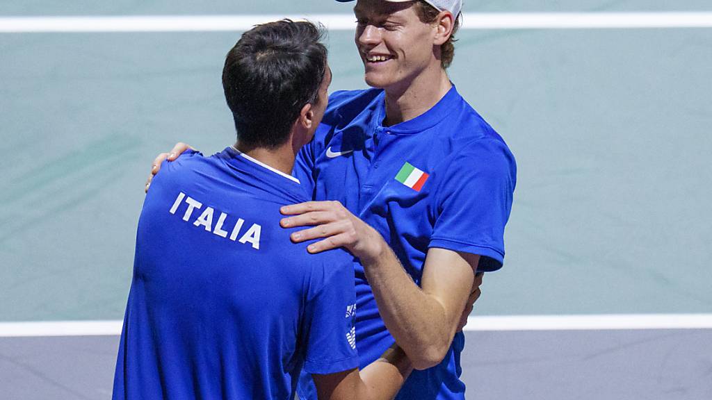 Jannik Sinner und Lorenzo Sonego freuen sich über den Finaleinzug