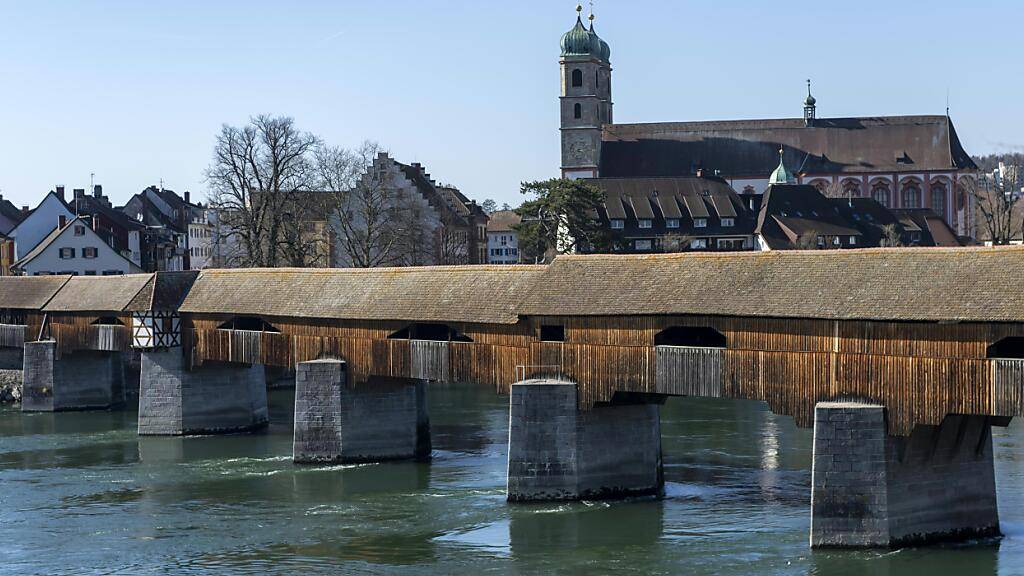 Über diese historische Holzbrücke am Rhein zwischen der Schweiz und Deutschland spazierten am Mittwochabend drei Personen. Sie hatten ein Softair-Maschinengewehr bei sich - und riefen die Polizeikräfte auf den Plan. (Archivbild)