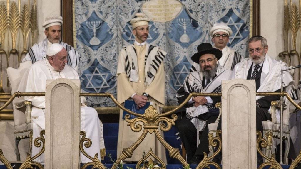 Papst Franziskus (l.) bei seinem Besuch in der Grossen Synagoge in Rom. Ganz rechts sitzt Oberrabiner Riccardo Di Segni.