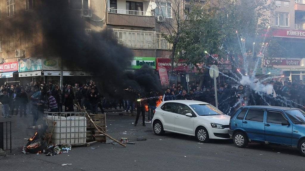 Im Viertel Sur der Kurdenmetropole Diyarbakir liefern sich Jugendliche gewalttätige Auseinandersetzungen mit der Polizei.