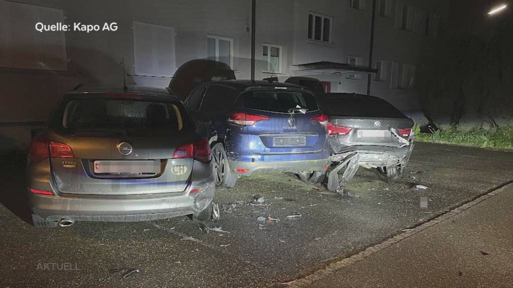 Auto geklaut und verunfallt: Unbekannte rammen mit gestohlenem Mercedes 5 Autos