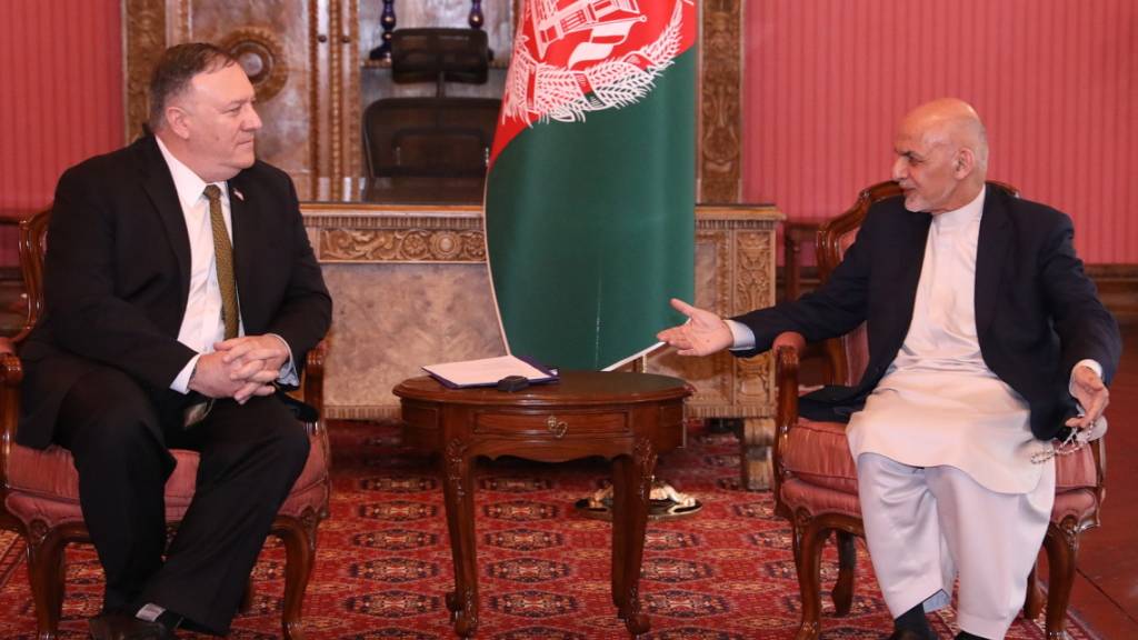 US-Aussenminister Mike Pompeo (l.) und der afghanische Präsident Aschraf Ghani (r.) bei Gesprächen in Kabul.