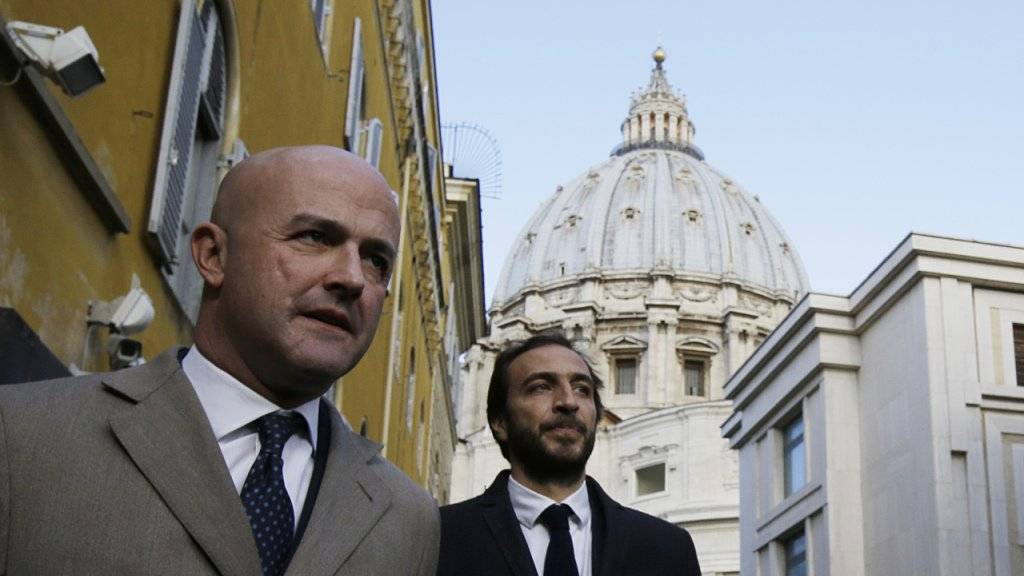 Die italienischen Journalisten Gianluigi Nuzzi (links) und  Emiliano Fittipaldi beim Verlassen der Vatikanstadt. Sie müssen sich - wie drei Informanten -  wegen Diebstahls und Veröffentlichung vertraulicher Dokumente vor Gericht verantworten.