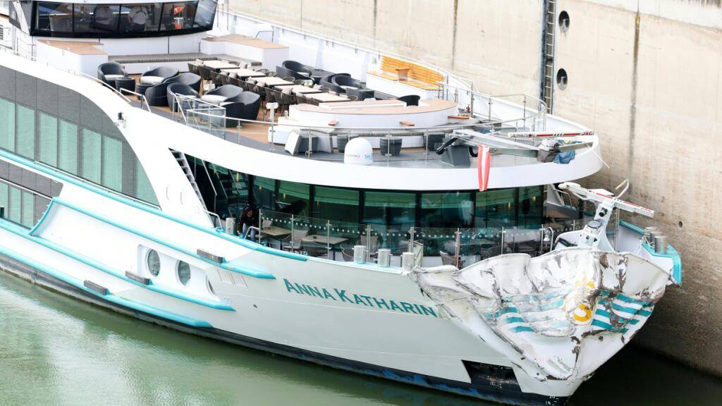 Ein Flusskreuzfahrtschiff, die «MS Anna Katharina», mit etwa 200 Personen an Bord ist bei der Schleuse Freudenau in Wien gegen die Kaimauer sowie ein Schleusentor geprallt. Dabei wurden 14 Personen leicht verletzt. Foto: Tobias Steinmaurer/APA/dpa