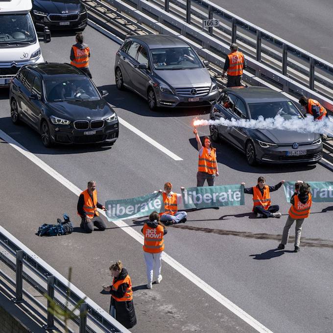 Klimaaktivisten kleben sich auf A2: Kaum Einschränkungen durch Aktion