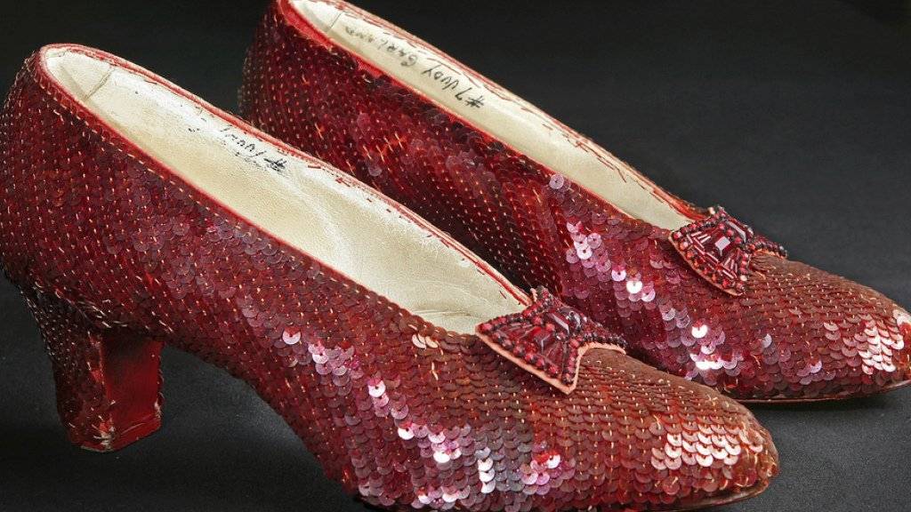 Die berühmten rubinroten Pailletten-Pumps, die Judy Garland im Film «The Wizard of Oz» trug, benötigen eine Auffrischung. Kein Problem: Von den 300'000 erforderlichen Dollar wurden innert zwei Tagen ein Drittel via Crowdfunding aufgebracht.