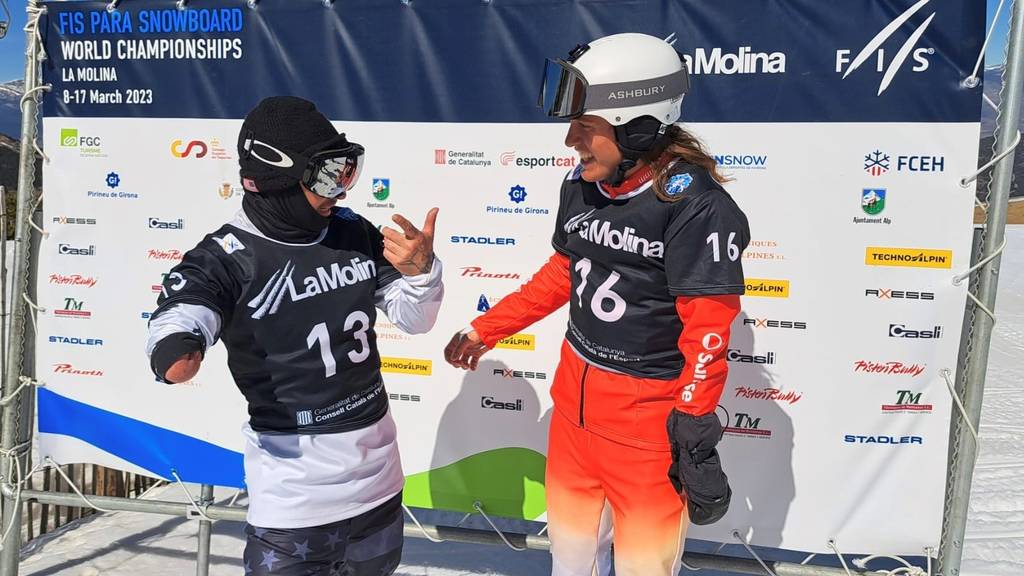 Aron Fahrni (rechts) gewinnt als erster Schweizer eine Para-Snowboard-Medaille an einer WM.