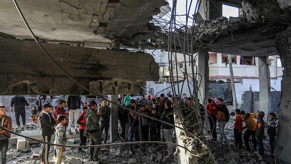Ein Palästinenser inspiziert ein beschädigtes Haus nach einem israelischen Luftangriff im südlichen Gazastreifen. Foto: Abed Rahim Khatib/dpa