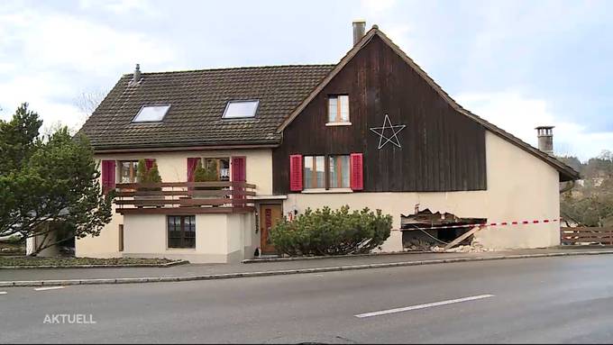 Nicht zum ersten Mal: Auto kracht in Seon in eine Hauswand