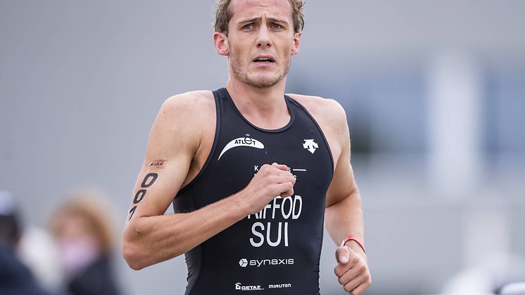 Adrien Briffod muss sich wie alle anderen Teilnehmer mit dem Start zum olympischen Triathlon gedulden