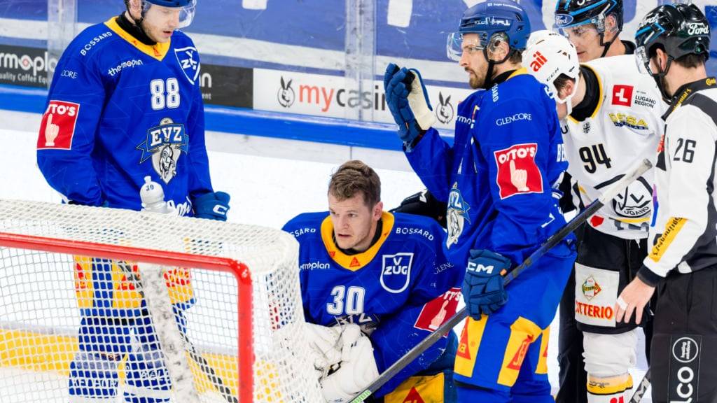 Leonardo Genoni muss nach einem Check von Dario Simion ausgewechselt werden