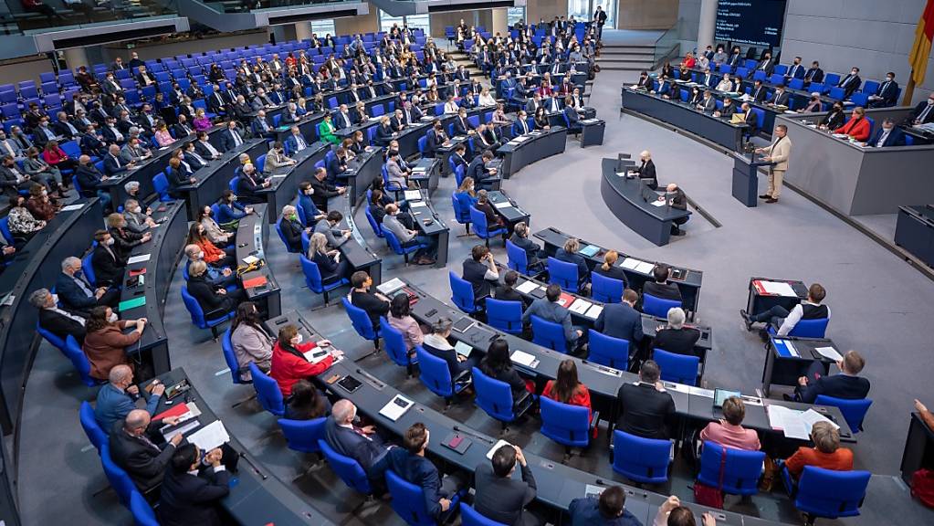 Die Abgeordneten verfolgen die Debatte im Plenum im Deutschen Bundestag in Berlin. Foto: Michael Kappeler/dpa