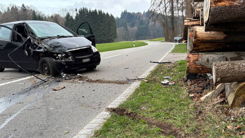 Ein 72-Jähriger nickte in Ettenhausen am Steuer ein und krachte mit seinem Auto in einen Stapel Baumstämme. Seinen Fahrausweis ist er jetzt los.